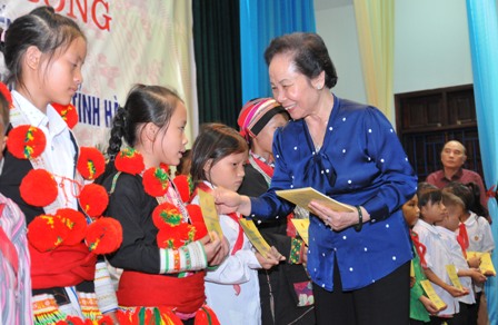 ມອບທຶນສຶກສາ “ພ້ອມກັບນ້ອງໄປໂຮງຮຽນ” ໃຫ້ເດັກປະສົບກັບຄວາມຫຍຸ້ງຍາກພິເສດຢູ່ແຂວງຮ່າຢາງ